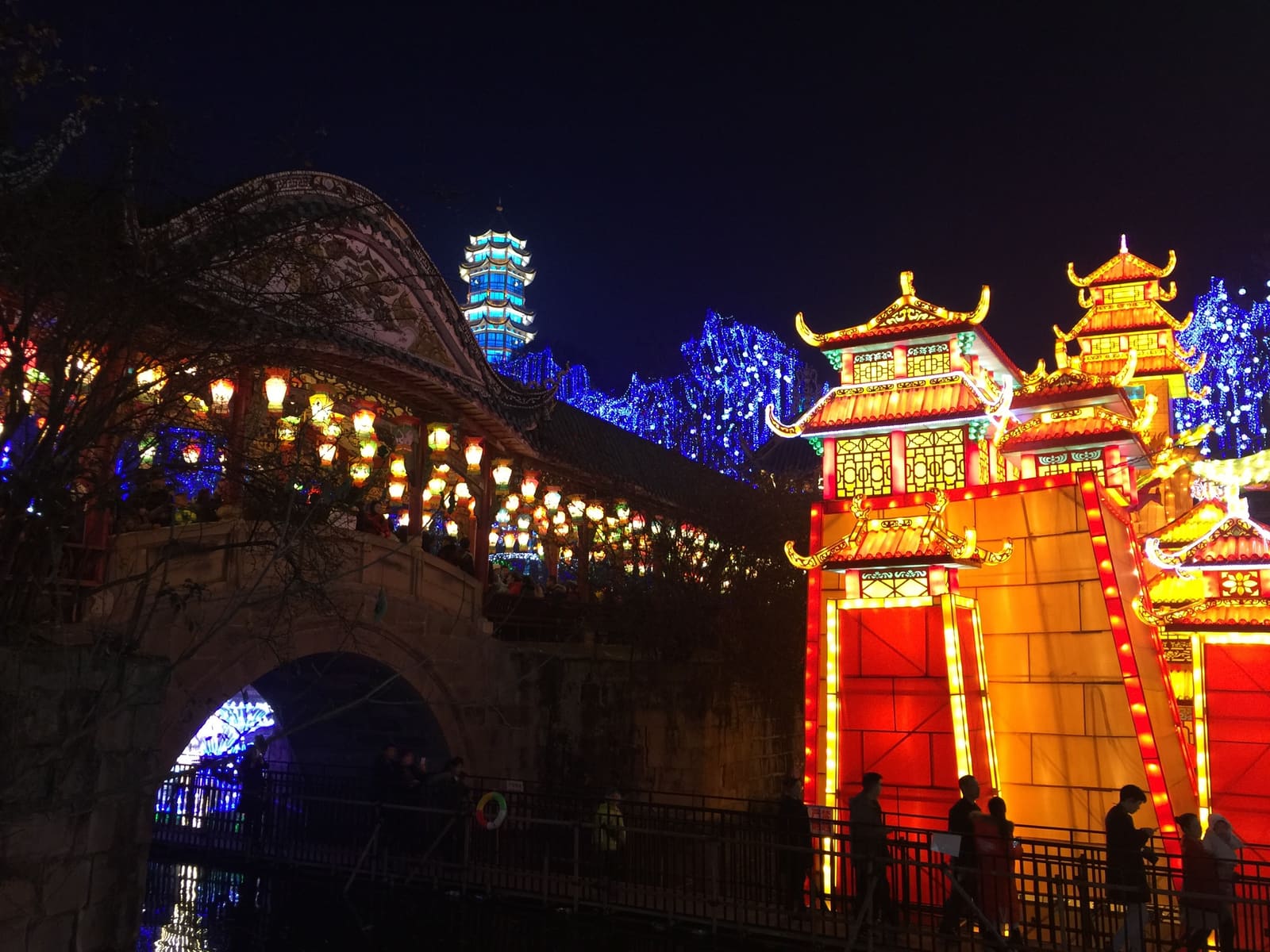 廊桥与发光门楼