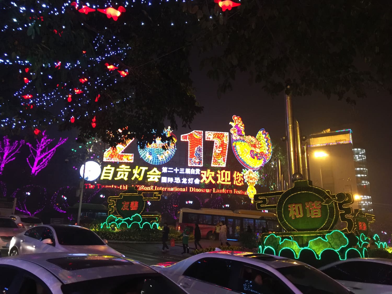 街边的灯会入口