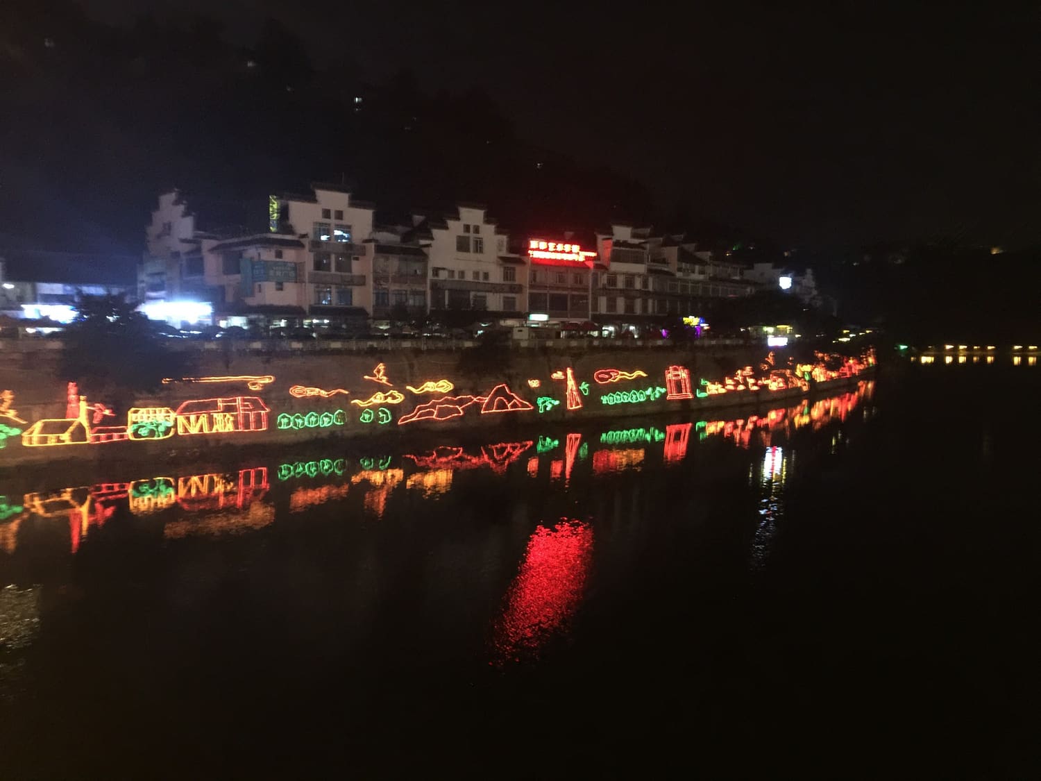 城区河畔的夜间灯影