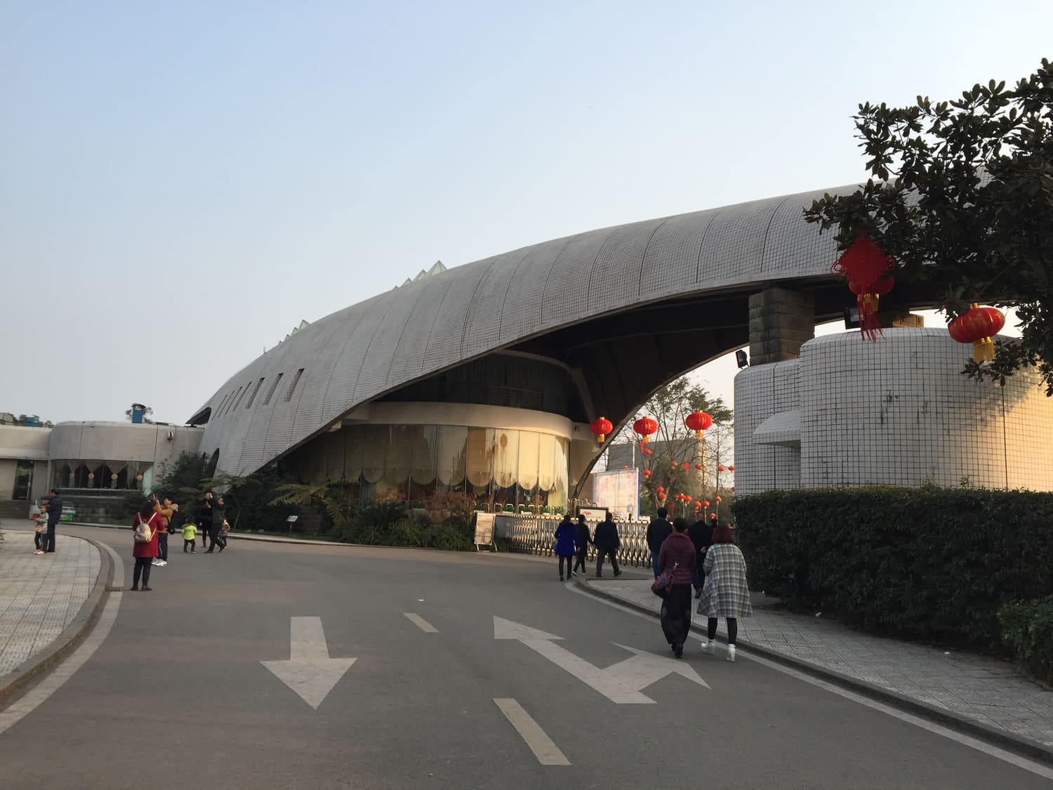 自贡恐龙博物馆外观,如覆于大山铺发掘现场之上的巨壳