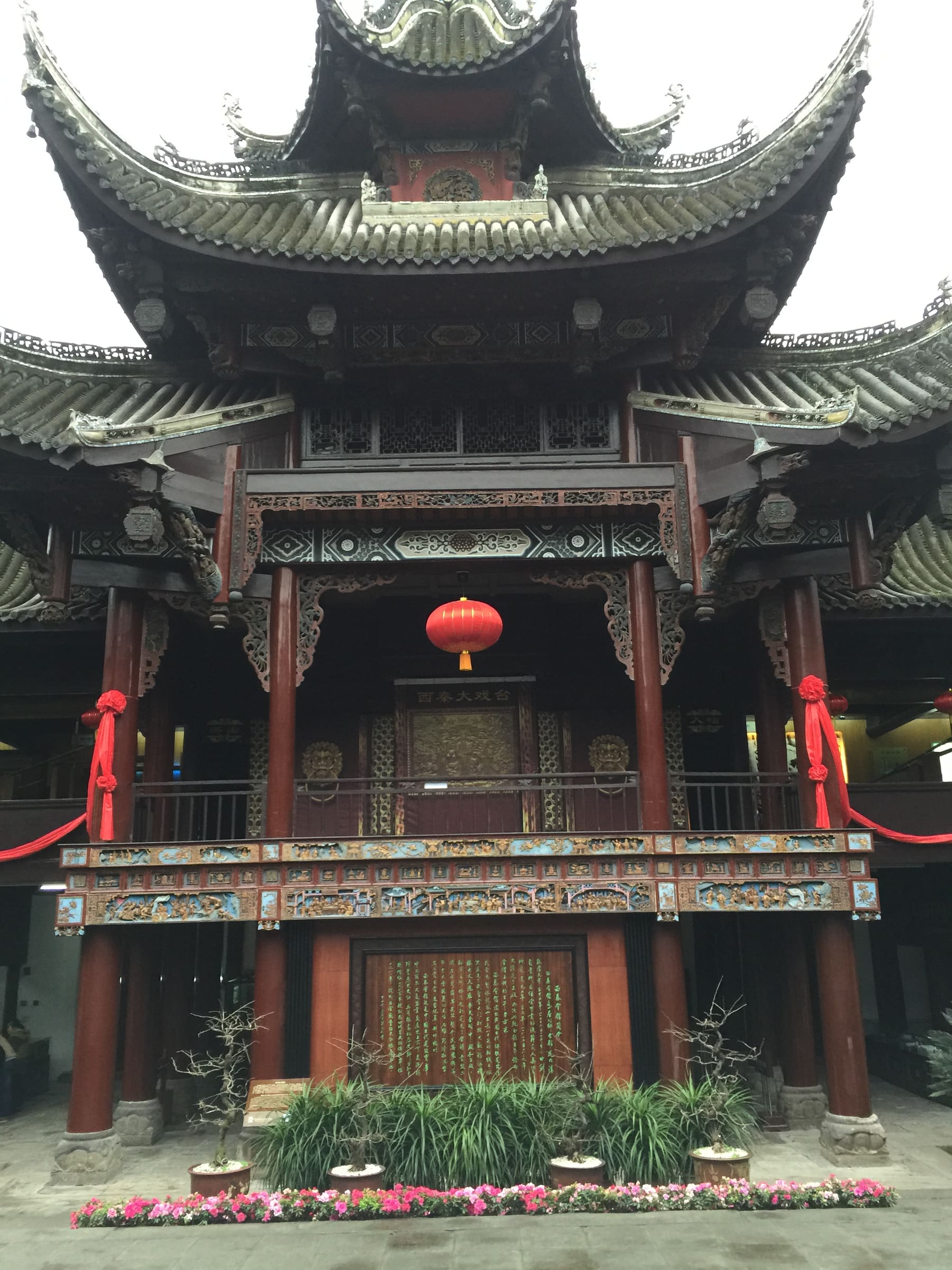 西秦会馆内院层叠的木构楼阁与红灯笼