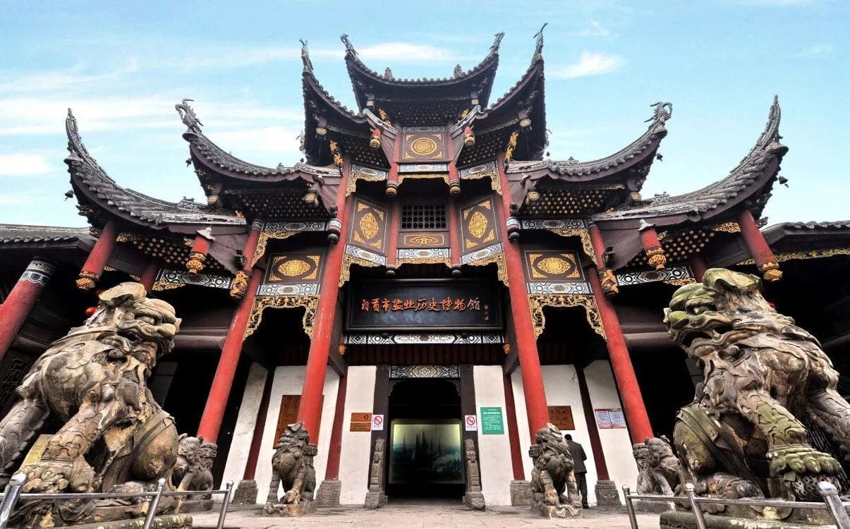 自贡市盐业历史博物馆(西秦会馆)门楼仰视