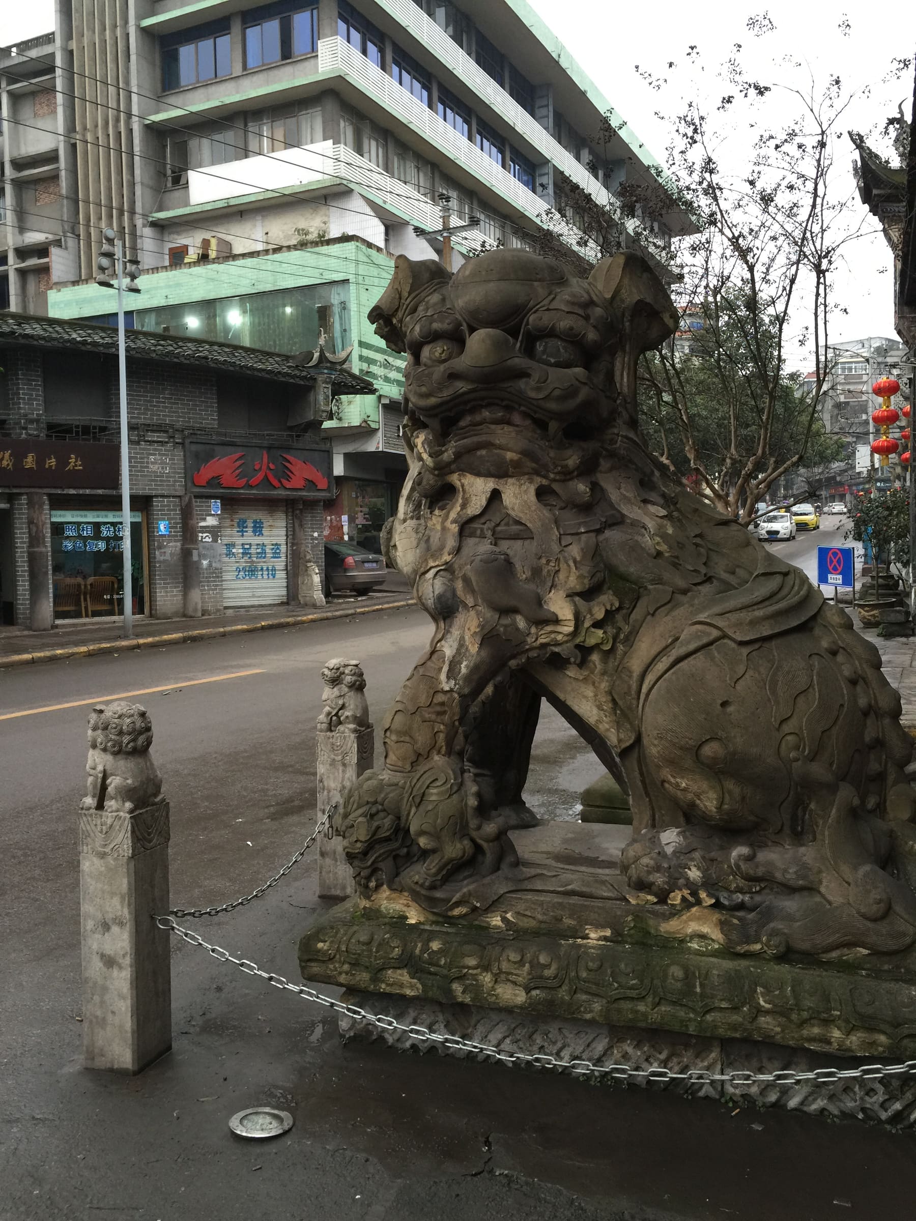 西秦会馆外的大型石狮与城中街道