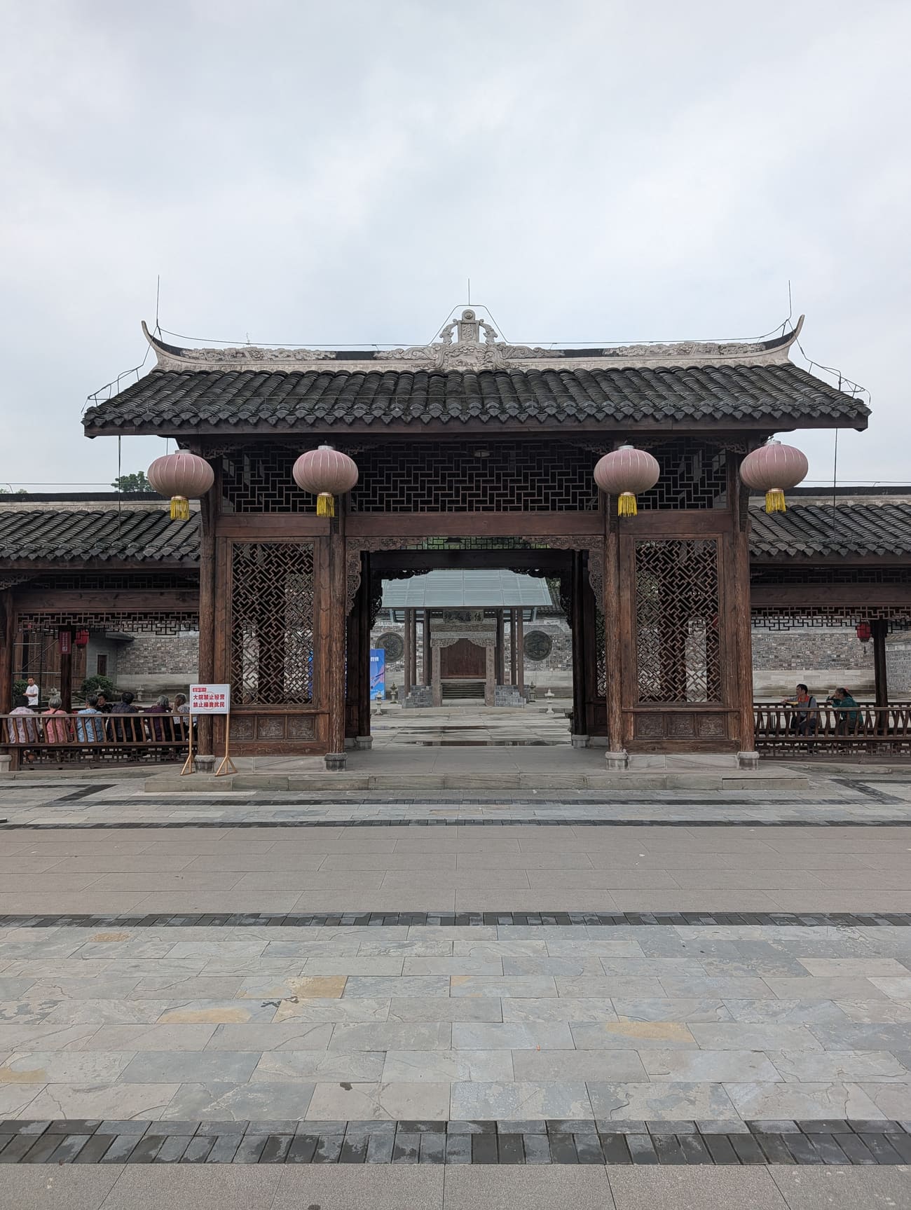 王家大院门楼,悬挂红灯笼