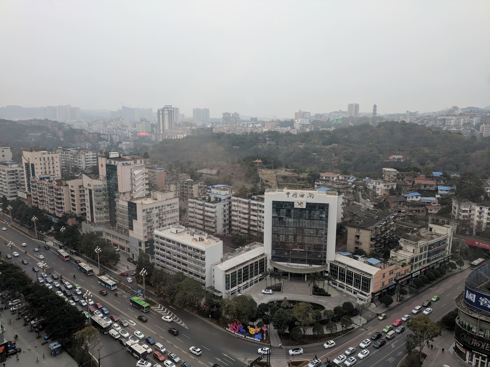 市区一景,可见“中国海关”大楼