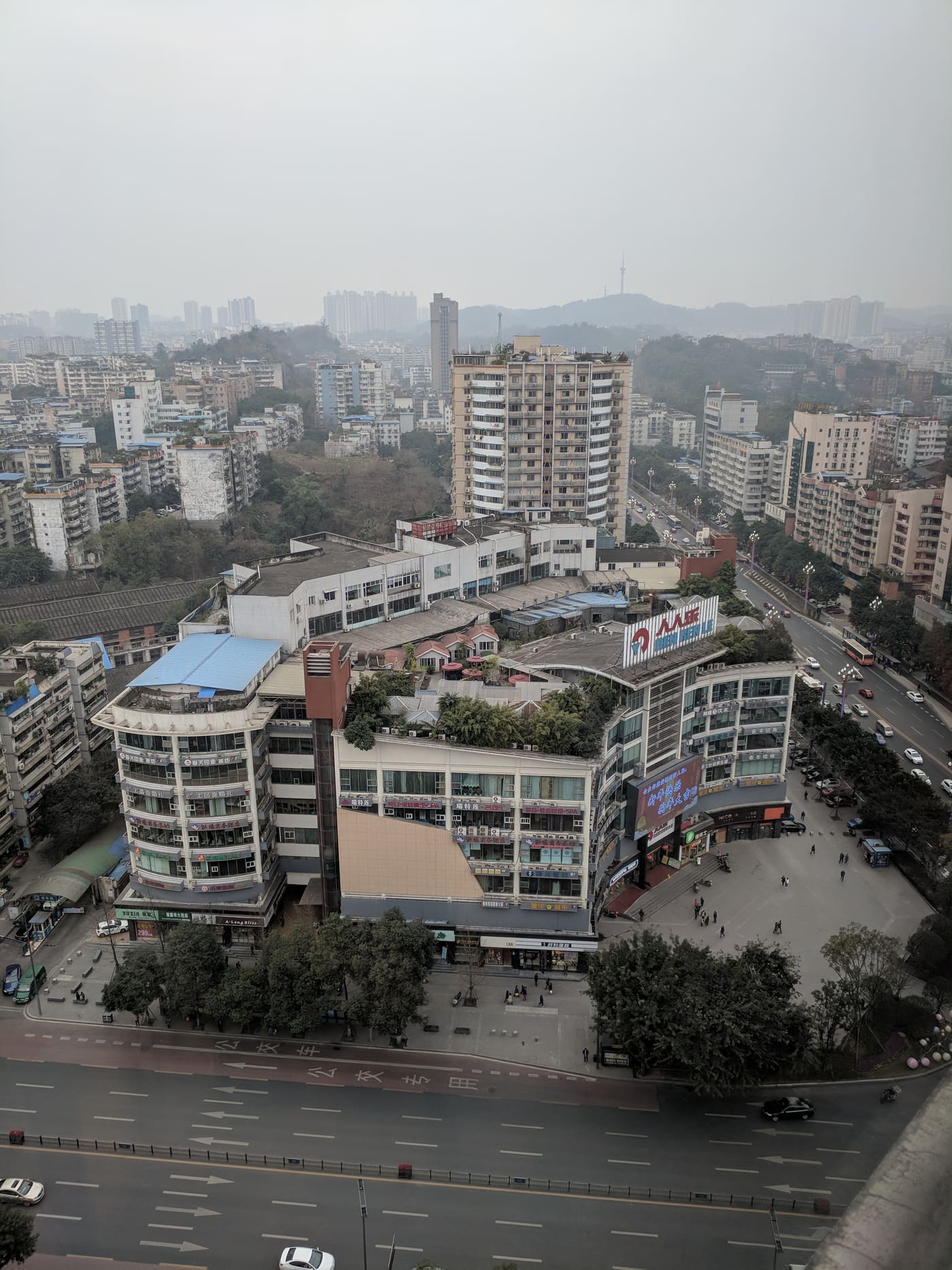 中心城区的商业楼群与电视塔