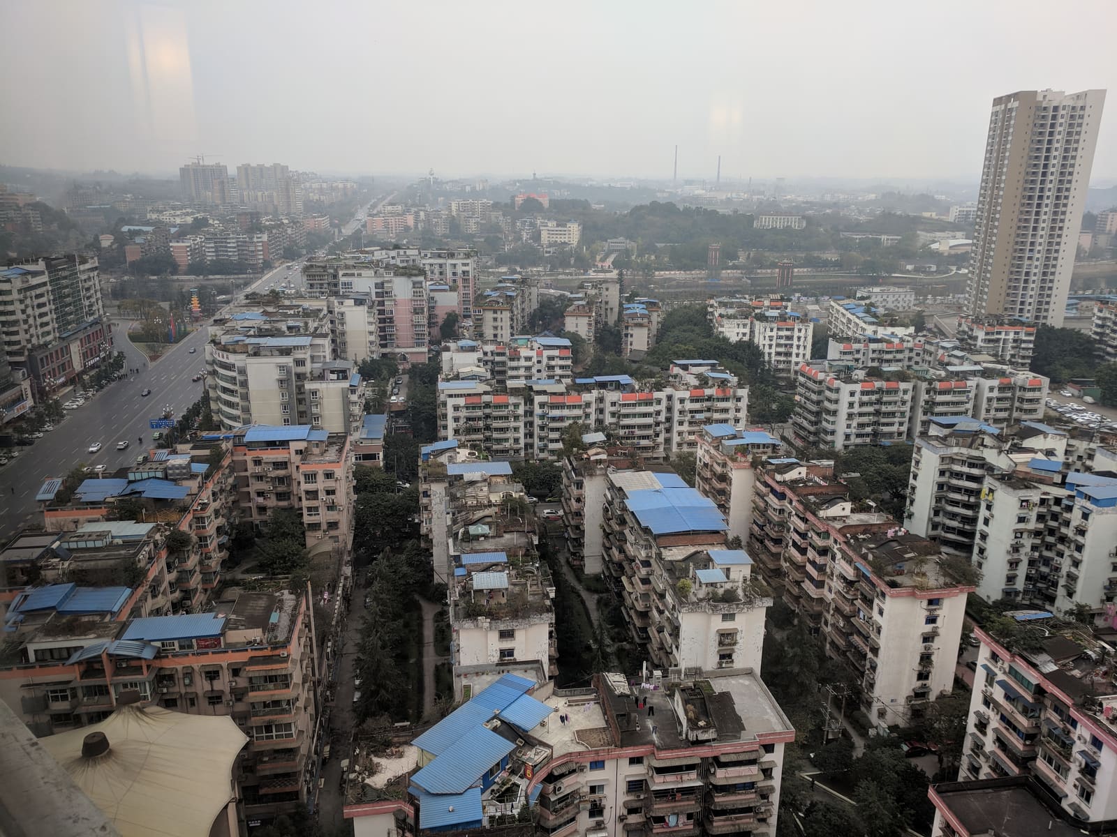 市区屋顶望向丘陵